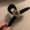 Elegante zwarte fluwelen haarklem met gouden roos medaillon en parelafwerking - Gekruist