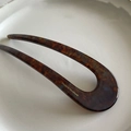 Détail de l'épingle à cheveux en U écaille de tortue avec gravure France Handmade - Bleu Marron