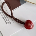 Chouchou élastique marron foncé minimaliste avec pendentif cœur rouge brillant et texte - Bordeaux