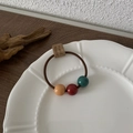 Elastico per capelli retrò fatto a mano con tre perle colorate e etichetta marrone - Multicolore