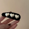 Dettaglio del fermaglio vintage in velluto nero con tre perle finte a forma di cuore - Nero