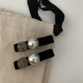 Détail de barrettes en velours avec perles et strass gris sur un sac en tissu - Style Perles Noires