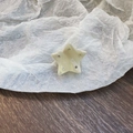 Dettaglio di un mollettone a forma di stella in acetato con strass e marmo - Stella Bianca