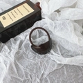 Elastico per capelli marrone cioccolato con targhetta dorata in stile vintage francese - Arco