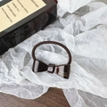 Elastico per capelli marrone cioccolato con fiocco in resina e logo dorato francese - Fiocco