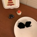 Eleganter schwarzer Samt-Doppelbogen-Haarclip auf einem dekorativen weißen Porzellanteller - Schwarz