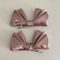 Elegante juego de dos pinzas para el cabello en satén rosa con dijes de metal dorado - Rosa