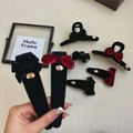 Elegante set di fermacelli per capelli in velluto rosso e nero con logo dorato - Cerchietto Nero