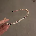 Dettaglio del cerchietto dorato con cristalli multicolore e strass brillanti - Rosa