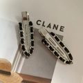 Detail der Silberkette und des schwarzen Bandes auf Metall-Haarspangen im Minimal-Stil - Silber Geflochtenes Leder Design
