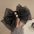 Detalle de una pinza para el pelo con lazo grande de organza negra y cristal cuadrado central - Estilo de Diamantes de Imitación Negros