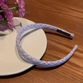 Diadema de tela a cuadros azul y blanco con etiqueta hecha a mano en bandeja - Cuadros Azules