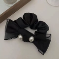 Elegante coletero de satén negro con lazo grande y perlas blancas sobre fondo neutro - Estilo Lazo Con Perla / Negro