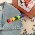 Regenbogen-Herz-Haarspange mit bunten matten Herzen auf einem Jeanshemdkragen - Regenbogen Herz Stil (XY-825)