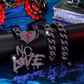 Macro-opname van de hiphop Cubaanse ketting met paarse stenen en NO LOVE hanger detail - Paars (Hanger en Ketting Set)