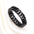 Anello a catena cubana nera in stile punk hip-hop con finitura lucida su bianco - US 8 / Nero