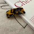 Elegante horquilla rectangular de acetato de carey marrón con detalle de logo dorado - Pinza para el cabello / Carey Oscuro