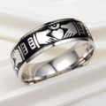 Dettaglio macro dell'anello Claddagh con mani che reggono un cuore coronato e smalto - US 12 / Stile Cuore Claddagh / Argento
