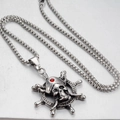 Collana con ciondolo teschio pirata gotico con cristallo rosso e timone in acciaio - Solo ciondolo / Timone Teschio Pirata Argento