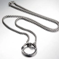 Collana da uomo con pendente ad anello Mobius retrò in acciaio al titanio e catena argento - Canna di fucile