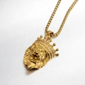 Makroaufnahme von Gold-Löwenkopf-Anhänger mit Kristallkrone und Perlenkette - Nur Anhänger / Gold