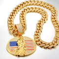 Gros plan de la chaîne cubaine dorée avec pendentif cowboy drapeau américain serti - Or (Collier + Pendentif)