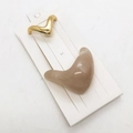 Dettaglio del fermaglio per capelli dorato giapponese e clip in resina marmorizzata - Bianco Sporco