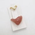 Dettaglio del set di fermagli per capelli con cuore in resina e clip a V dorata minimal - Rosa