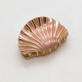 Detalle de la pinza para el pelo con forma de concha dorada y esmalte rosa y metal - Rosa