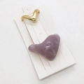 Dettaglio di accessori per capelli in metallo dorato e resina marmorizzata lavanda - Viola