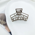 Pinza per capelli in metallo bronzo con telaio geometrico e lettere decorative - Cioccolato