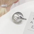 Silver alloy hair clip featuring pearl accent and hammered texture in ring design - Semicircle Silver