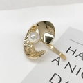Elegante gancio per capelli in metallo dorato con trama martellata e perla bianca unica - Oro