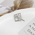 Silberne geometrische Haarspange mit Kunstperlen und Kristallen auf einem weißen Teller - Quadratisch / Silber