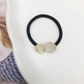 Minimalistische zwarte elastische haarelastiek met twee crème hartjes en goudkleurige randen - Broken Wit