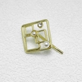 Goldene geometrische Haarspange mit weißen Perlenimitaten und funkelndem Kristallbesatz - Quadratisch / Gold