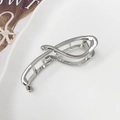 Eleganter silberner Haarklammer aus Metall mit minimalistischem Design in einer Schale - Silber