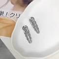 Pair of silver wavy duckbill hair clips with polished metallic finish on ceramic tray - Wave Hollow Style / Silver