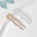 Set of two wavy U-shaped acetate hair pins in cream white and apricot marble finishes - Two-tone Combination / Ivory White And Khaki