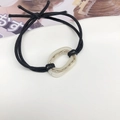 Elastico per capelli nero minimalista giapponese con resina crema e fibbia ovale dorata - Corda Nera Elegante