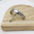Forcina a U in argento con trama a corteccia su supporto in legno per donna - Argento