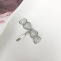 Elegante forcina per capelli con base argentata e quattro pietre bianco perla iridescenti - Stile Quattro Cuori Argento