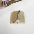 Quadratische Haarspange aus Harz in Nude-Rosa und Creme-Marmor mit goldener Metallleiste - U-förmiger Haarhaken / Aprikose