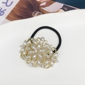 Élastique à cheveux fleuri avec perles blanches et cristaux sur un bandeau noir - Or