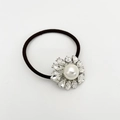 Detalle de un coletero de flores con diamantes de imitación y una perla blanca central - Blanco K/Plata