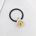 Minimalistisch zwart haarelastiekje met een drievoudig gedraaid gouden metalen ornament - Goud