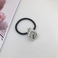 Élastique à cheveux minimaliste avec un nœud décoratif en métal argenté poli brillant - Argenté