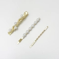 Primer plano de tres clips de pelo dorados con perlas y textura de metal retorcido en blanco - Decoración de Perlas / Dorado