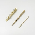 Detalle de set de 3 pinzas doradas para el pelo con perlas y textura martillada - Estilo de Perla Ondulada / Dorado