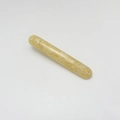 Dettaglio macro della clip per capelli in resina ambrata con elegante finitura crema - Bianco Sporco